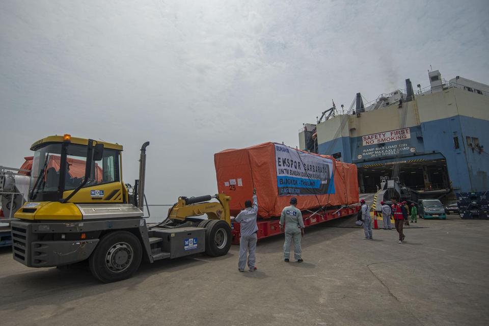 Sejumlah petugas yang menggunakan alat berat bersiap memasukkan garbarata (jembatan penghubung ruang tunggu penumpang ke pintu pesawat terbang) buatan PT Bukaka Teknik Utama Tbk di dermaga IPC Car Terminal, Pelabuhan Tanjung Priok, Jakarta, Selasa (4/8/20