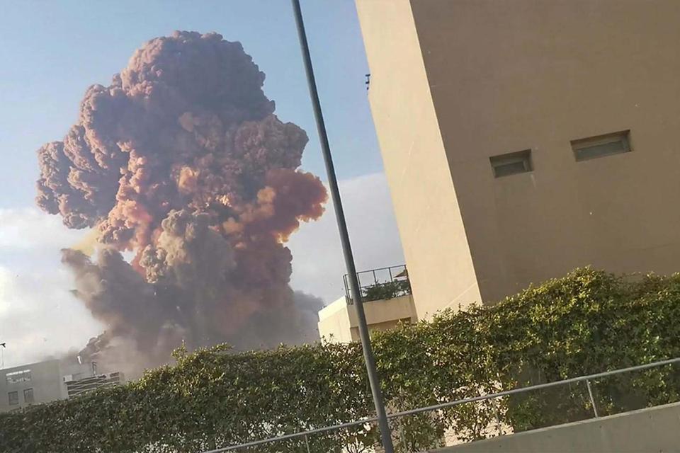 T. . . S. Asap membubung ke udara setelah terjadi ledakan, di Beirut, Lebanon, Selasa (4/8/2020) pada gambar yand diperoleh dari rekaman video media sosial.