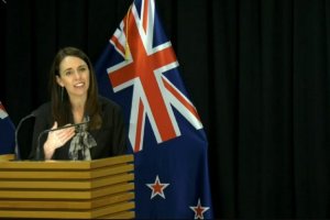 PM Selandia Baru Jacinda Ardern saat mengumumkan restriksi Auckland karena melonjaknya virus corona, Rabu (12/8). (Foto: Facebook Jacinda Ardern)
