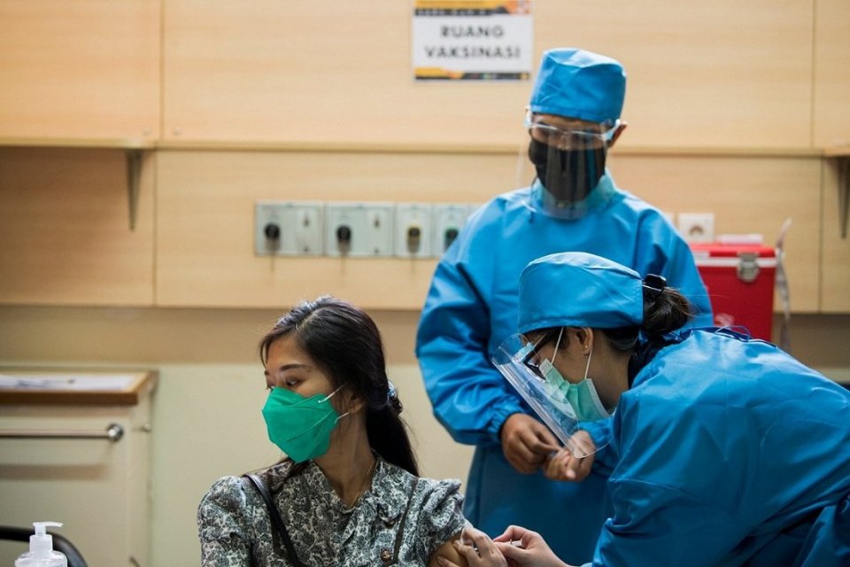 Petugas kesehatan menyuntikan vaksin kepada relawan saat simulasi uji klinis vaksin Covid-19 di Fakultas Kedokteran Universitas Padjadjaran, Bandung, Jawa Barat, Kamis (6/8/2020). 