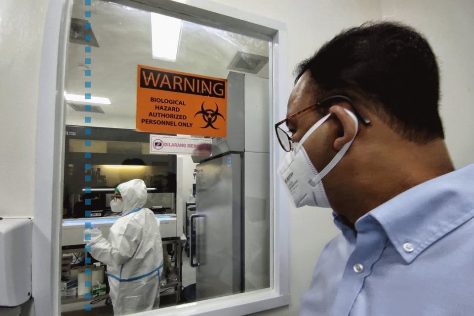 Anies Baswedan melihat langsung proses pengujian sampel PCR COVID-19 di Laboratorium Kesehatan Daerah milik Pemprov DKI Jakarta di Rawasari, Cempaka Putih, Jakarta Pusat. Labkesda DKI berjejaring dengan 48 lab se-Jakarta menjadi ujung tombak dalam mengola
