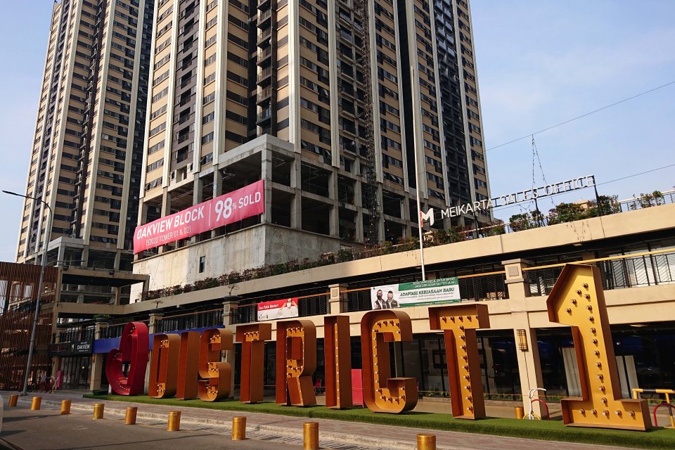 Pembangunan tower apartment Meikarta Distrik 1 di Jl. Orange County Boulevard, Cibatu, Cikarang Selatan, Bekasi, Jawa Barat, Jumat (11/9/2020).