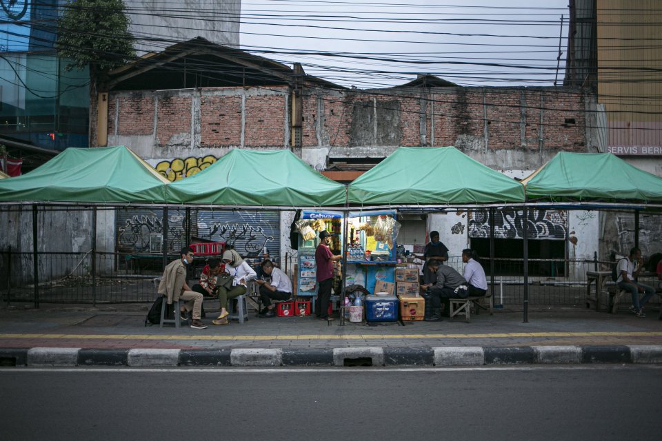 Warga memakan hidangan pedagang kaki lima Kawasan Stasiun Sudirman, Jakarta Pusat, Senin (14/9/2020). Selain itu, penerapan PSBB kali ini tak memperbolehkan aktivitas makan di tempat (dine in) kepada pengunjung restoran atau rumah makan. Aktivitas jual be