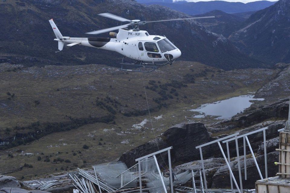 Proses pembangunan proyek palapa ring timur menggunakan helikopter