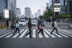 Pekerja melintasi pelican crossing di Kawasan Sudirman-Thamrin, Jakarta Pusat, Kamis (24/9/2020).