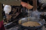 Proses memasak nira sebelum jadi gula semut dilakukan secara mandiri di rumah petani.