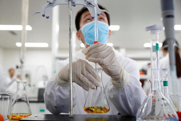 Thomas Peter Seorang pria berada di laboratorium pembuat vaksin milik China Sinovac Biotech, mengembangkan vaksin virus corona (COVID-19) dengan percobaan, selama kunjungan media yang diorganisir pemerintah di Beijing, China, Kamis (24/9/2020).