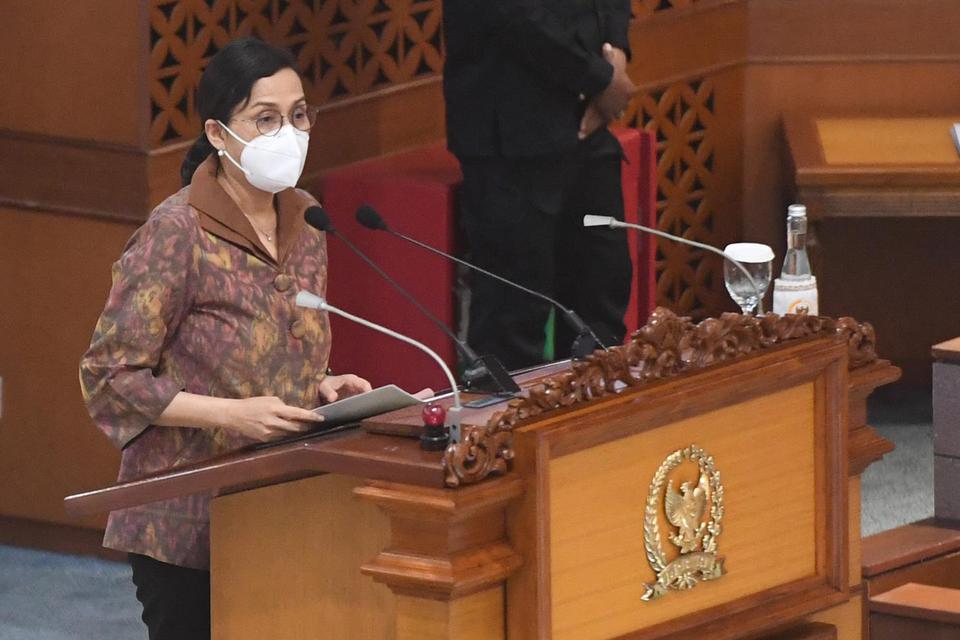 Menteri Keuangan Sri Mulyani membacakan tanggapan pemerintah atas pengesahan Undang-Undang Anggaran Pendapatan dan Belanja Negara (APBN) tahun 2021 dalam Rapat Paripurna DPR, di Kompleks Parlemen, Senayan, Jakarta, Selasa (29/9/2020). Dalam Rapat Paripurn