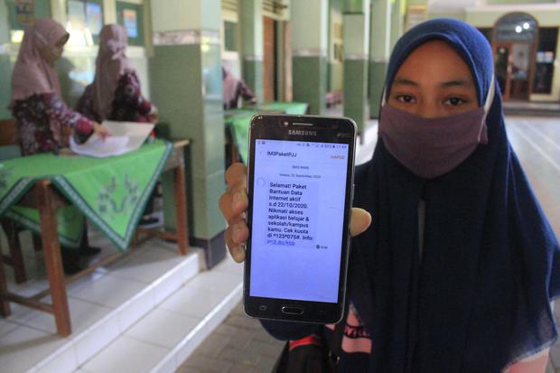 Seorang Siswi menunjukkan pesan pemberitahuan mendapatkan kuota gratis dari Kemendikbud di SMP NU Al Ma'ruf, Kudus, Jawa Tengah, Selasa (29/9/2020). Pemerintah melalui Kementerian Pendidikan dan Kebudayaan (Kemendikbud) memberikan subsidi kuota internet 