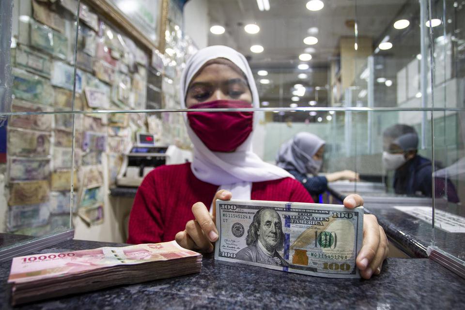 Karyawan menghitung uang pecahan 100 Dollar Amerika di salah satu gerai penukaran uang asing, di Jakarta, Selasa (29/9/2020). Berdasarkan data kurs referensi Bank Indonesia Jakarta Interbank Spot Dollar Rate (JISDOR) hingga pukul 16.00 WIB nilai tukar rup