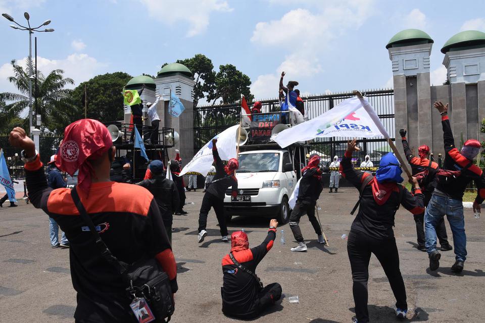 Sejumlah buruh dari berbagai konfederasi mengikuti aksi unjuk rasa menolak pengesahan RUU Omnibus Law Cipta Lapangan Kerja di depan gedung DPR, Jakarta, Rabu (30/9/2020). Dalam aksinya para buruh dari 62 konfederasi tersebut menolak RUU Omnibus Law Cipta 