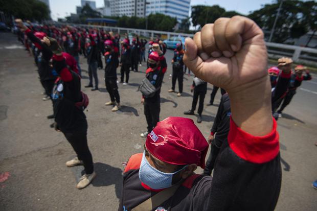 Sejumlah buruh berunjuk rasa di depan kompleks Parlemen, Jakarta, Rabu (30/9/2020). Dalam aksinya mereka menolak 'omnibus law' Rancangan Undang-Undangan (RUU) Cipta Kerja karena dinilai lebih menguntungkan pengusaha, serta mengancam akan melakukan mogok