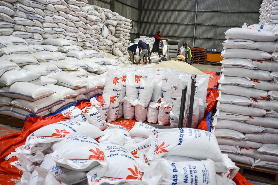 impor beras, bulog, penyaluran beras
