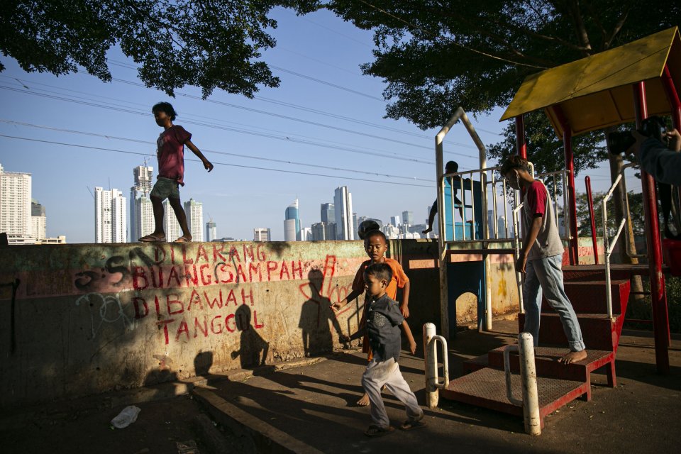 Sejumlah anak bermain di pinggir Sungai Ciliwung, Jakarta Pusat, Rabu (30/9/2020). Pertumbuhan ekonomi Indonesia minus 3,49% pada kuartal III-2020.