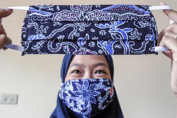 Perajin mengecek kualitas masker batik di Sentra Kerajinan Batik Tradisiku, Kota Bogor, Jawa Barat, Kamis (1/10/2020). Badan Standardisasi Nasional (BSN) mengeluarkan spesifikasi masker kain ber-SNI yang terbagi menjadi tiga tipe berdasarkan penggunaanny
