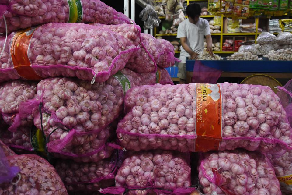 Pedagang menyortir bawang putih di Pasar Induk Kramat Jati, Jakarta, Kamis (1/10/2020). Survei Pemantauan Harga minggu ke-IV September dari Bank Indonesia menunjukkan adanya inflasi sebesar 0,01 persen (month to month) dimana penyumbang inflasi yang utama