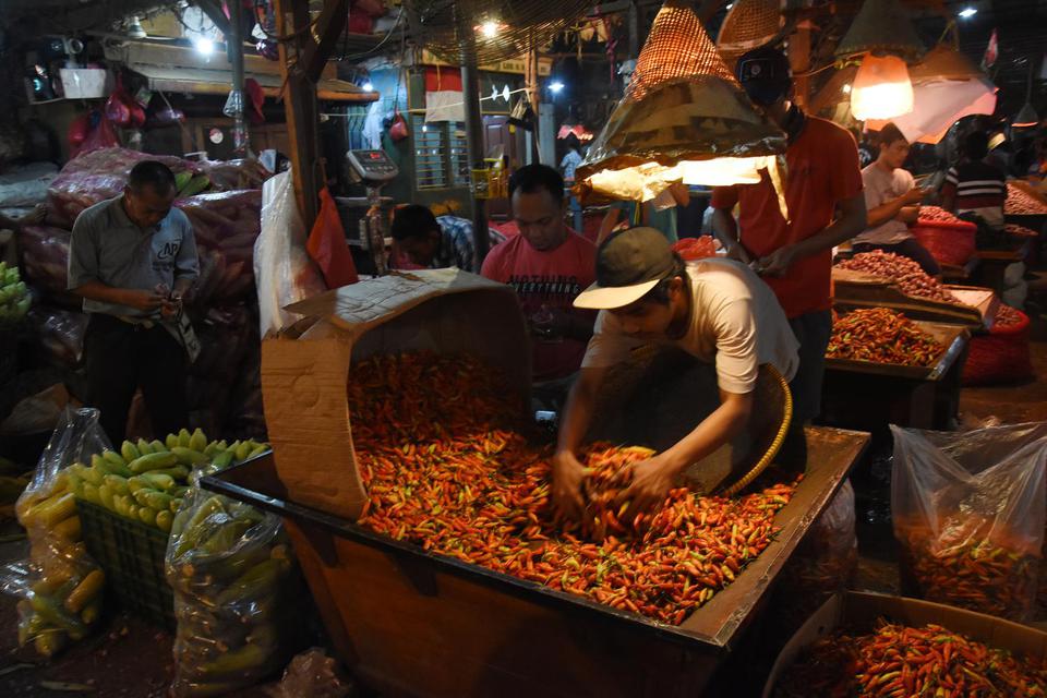 Pedagang di Pasar Induk Kramat Jati, Jakarta, Kamis (1/10/2020). Pasar domestik Indonesia memiliki potensi besar dalam menyerap produksi pangan.
