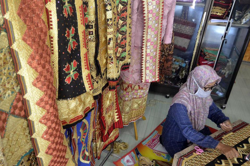 Perajin menyelesaikan pembuatan kain tapis khas Lampung di Tejo Sari, Metro Timur, Lampung, Jumat (2/10/2020). Pemilik usaha mikro kecil dan menengah (UMKM) Dela Tapis mengaku sempat berhenti produksi akibat adanya pandemi COVID-19, kini mulai bangkit kem