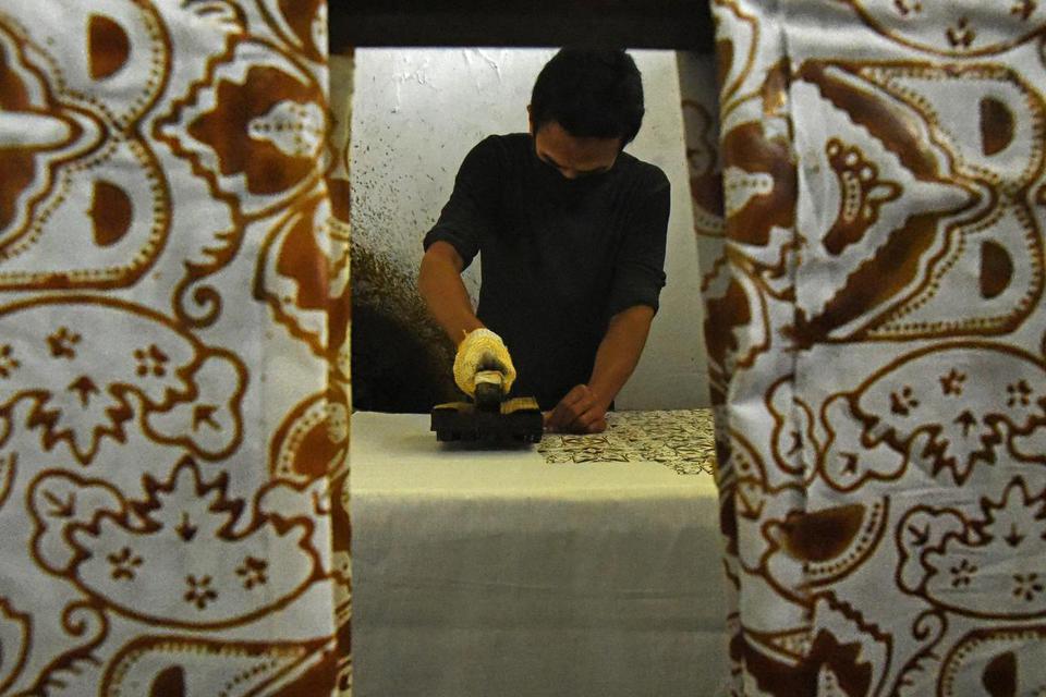 Pekerja menyelesaikan proses pembuatan batik cap di Sentra Industri Batik Banten, di Cipocok, Serang, Banten, Jumat (2/10/2020). Menurut pemilik usaha Batik Banten tersebut pihaknya kesulitan untuk mempertahankan dan mengembangkan pemasaran batik akibat t