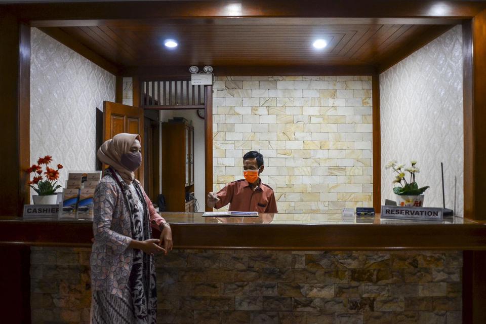Pekerja melayani tamu di Hotel The Priangan, Kabupaten Ciamis, Jawa Barat, Jumat (2/10/2020). Badan Pusat Statistik (BPS) mencatat tingkat Penghunian Kamar (TPK) hotel klasifikasi bintang di Indonesia pada Agustus 2020 mencapai 32,93 persen atau turun 21,