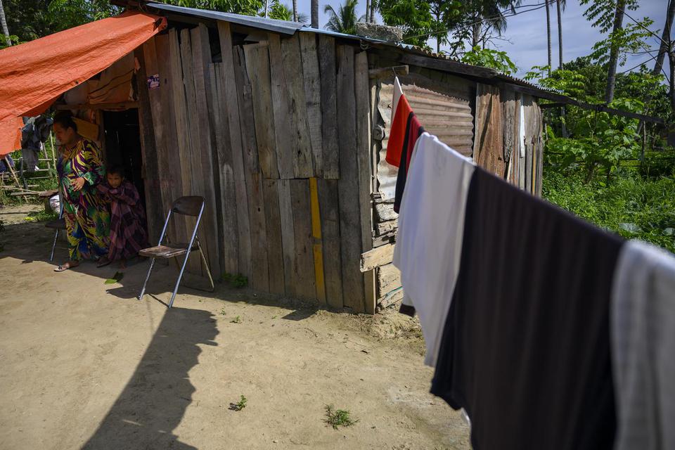 Seorang ibu bersama anaknya berjalan keluar dari rumahnya di Desa Kotapulu, Kabupaten Sigi, Sulawesi Tengah, Jumat (2/10/2020). Institute for Development of Economics and Finance (Indef) memproyeksi angka kemiskinan akan kembali mengalami peningkatan pada