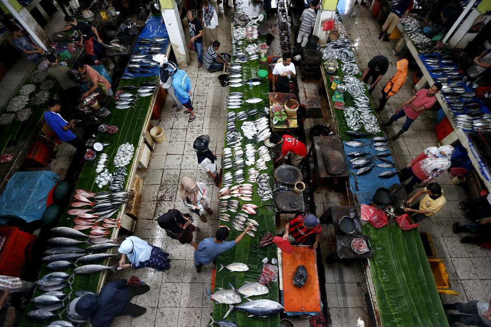 Aktivitas pasar ikan tradisional Peunayong ditengah pandemi COVID-19, di Banda Aceh, Aceh, Sabtu (3/10 2020). 