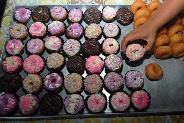 Peserta menata kue donat yang telah jadi saat mengikuti pelatihan usaha mikro kecil menengah (UMKM) gratis di Omah Mocaf Hend's, Singkil, Boyolali, Jawa Tengah, Sabtu (3/10/2020). Sebanyak 200 peserta dari berbagai wilayah telah mengikuti pelatihan terse