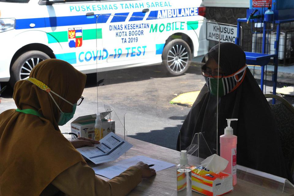 Petugas medis mencatat data warga saat proses simulasi ujicoba vaksinasi COVID-19 di Puskesmas Tanah Sareal, Kota Bogor, Jawa Barat, Minggu (4/10/2020). Simulasi di puskesmas tersebut dilakukan setelah ditunjuk Kementerian Kesehatan sebagai salah satu lok
