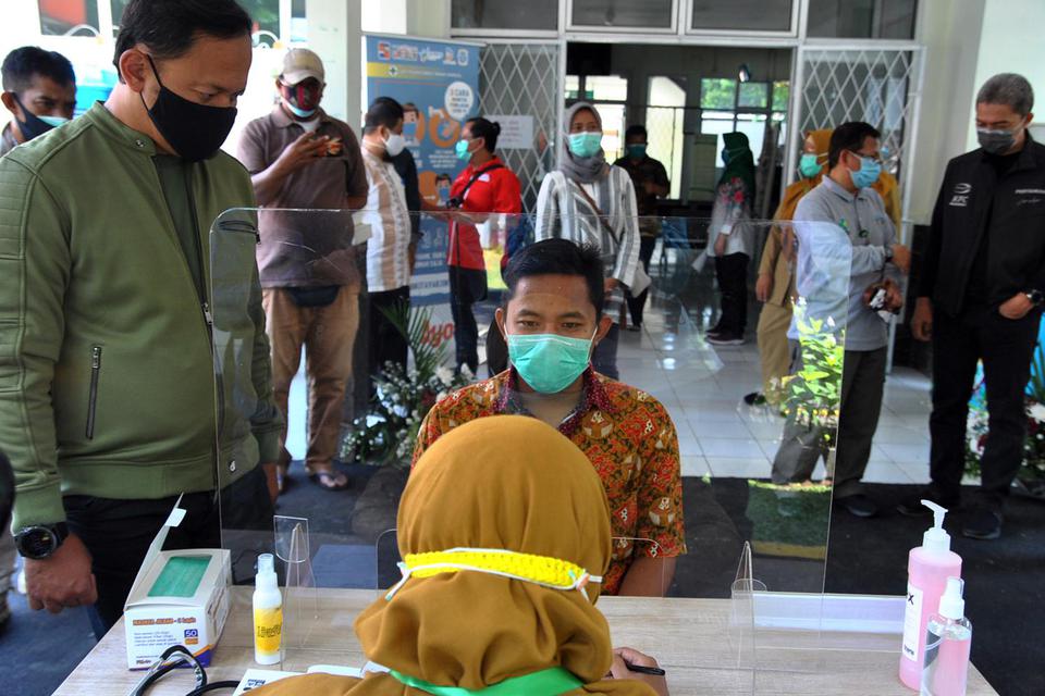 Wali Kota Bogor Bima Arya (kiri) melihat proses simulasi ujicoba vaksinasi COVID-19 di Puskesmas Tanah Sareal, Kota Bogor, Jawa Barat, Minggu (4/10/2020). Simulasi di puskesmas tersebut dilakukan setelah ditunjuk Kementerian Kesehatan sebagai salah satu l