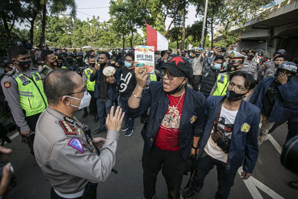 Sejumlah mahasiswa melakukan aksi protes tolak pengesahan RUU Cipta Kerja di Kawasan Gedung DPR/MRP, Jakarta Pusat, Rabu (7/10/2020). Aksi tersebut menolak pengesahan UU Cipta Kerja yang telah disahkan oleh DPR RI karena dinilai sudah menciderai hak-hak b