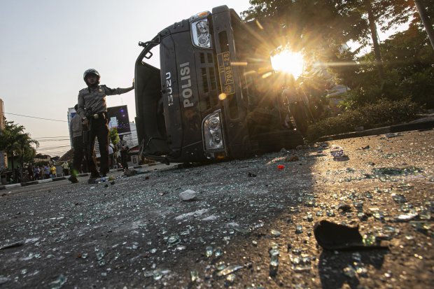 Mobil petugas yang dirusak massa aksi saat penolakan pengesahan RUU Cipta Kerja di Kawasan Palmerah, Jakarta Pusat, Rabu (7/10/2020). Aksi tersebut menolak pengesahan UU Cipta Kerja yang telah disahkan oleh DPR RI karena dinilai sudah menciderai hak-hak b