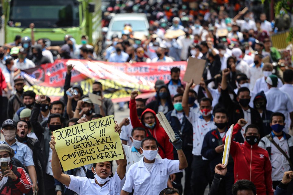 Sejumlah buruh mengikuti aksi long march di kawasan Jatiuwung, Kota Tangerang, Banten, Selasa (6/10/2020). Aksi tersebut sebagai bentuk kekecewaan buruh atas pengesahan Undang-Undang Cipta Kerja yang dianggap merugikan kaum buruh.