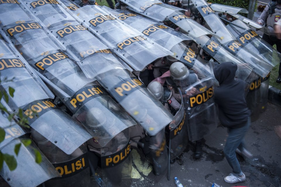 Demonstran menyerang barikade kepolisian saat unjuk rasa tolak Undang-Undang Cipta Kerja, di Depan Gedung DPRD Jawa Barat, Bandung, Jawa Barat, (6/10/2020). 