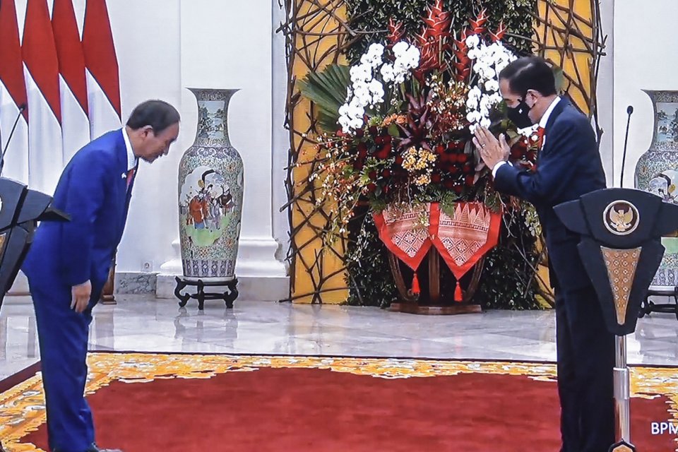 Presiden Joko Widodo dan PM Yoshihide Suga menyampaikan pernyataan pers bersama usai pertemuan dengan PM Jepang Yoshihide Suga, Selasa (20/10), di Istana Kepresidenan Bogor, Jawa Barat. 