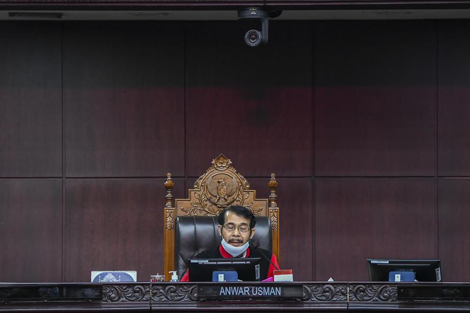 Ketua Majelis Hakim Mahkamah Konstitusi (MK) Anwar Usman membacakan putusan perkara di gedung Mahkamah Konstitusi, Jakarta, Senin (26/10/2020). Majelis Hakim dalam amar putusannya menolak seluruh gugatan permohonan pengujian Undang-Undang Nomor 21 tahun 2