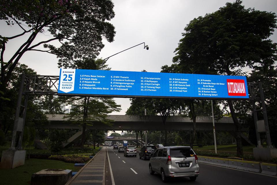 Kendaraan melintas di Jalan Jenderal Sudirman, Semanggi, Jakarta, Senin (26/10/2020). Direktorat Lalu Lintas Polda Metro Jaya kembali memperpanjang peniadaan pembatasan kendaraan berbasis nomor plat ganjil genap hingga 8 November 2020 seiring dengan perpa