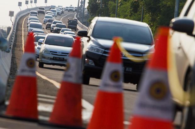 Sejumlah kendaraan melaju di jalan tol layang Jakarta - Cikampek (Japek) KM 47, Karawang, Jawa Barat, Rabu (28/10/2020). PT Jasa Marga mencatat peningkatan lalu lintas tol Jakarta-Cikampek hingga 51,6 persen dibandingkan arus lalulintas normal atau mencap