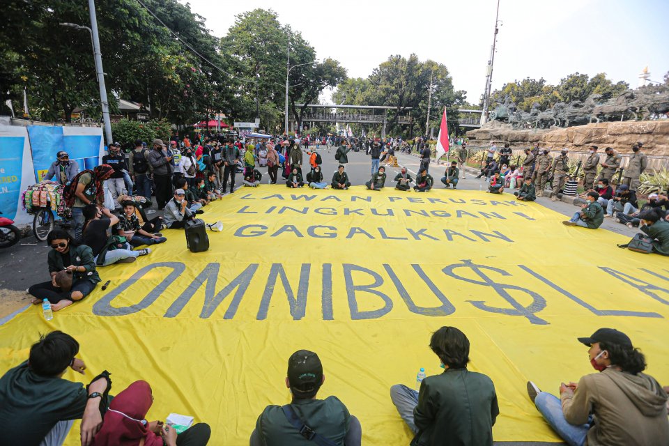 Sejumlah buruh dan mahasiswa menggelar aksi unjuk rasa menolak pengesahan Omnibus Law UU Cipta Kerja di Jakarta, Rabu (28/10/2020). Aksi yang dilakukan mahasiswa dan buruh bertepatan dengan Hari Sumpah Pemuda tersebut menolak disahkannya Omnibus Law UU Ci