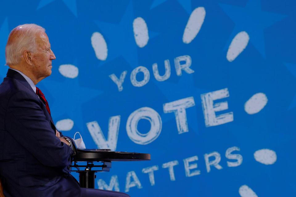 Brian Snyder Calon presiden Amerika Serikat dari Demokrat dan mantan wakil presiden Joe Biden berpartisipasi dalam sebuah acara virtual "Get Out the Vote" dengan Oprah Winfrey di Wilmington, Delaware, Amerika Serikat, Rabu (28/10/2020).