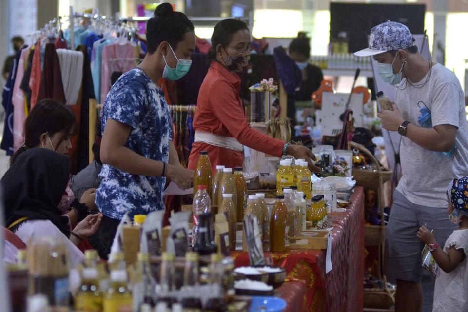 Pedagang dan pembeli melakukan transaksi saat kegiatan Bali Kui 2.0 Fair 'UMKM Bali Naik Kelas' di sebuah pusat perbelanjaan di kawasan Kuta, Badung, Bali, Kamis (29/10/2020). Kegiatan tersebut diselenggarakan Perusahaan Daerah (Perusda) Provinsi Bali u