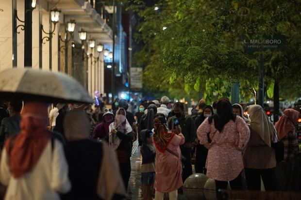 Sejumlah wisatawan berkunjung ke kawasan Malioboro di Yogyakarta, Jumat (30/10/2020). Pada libur nasional dan cuti bersama pekan ini, wisatawan dari berbagai daerah mulai memadati kawasan Malioboro sejak Kamis (29/10).