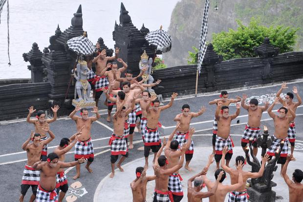 Sejumlah penari tampil saat pembukaan kembali atraksi wisata Tari Kecak Uluwatu di kawasan Uluwatu, Badung, Bali, Sabtu (31/10/2020). Atraksi wisata tersebut kembali dipentaskan empat kali dalam seminggu dengan menerapkan protokol kesehatan secara ketat b