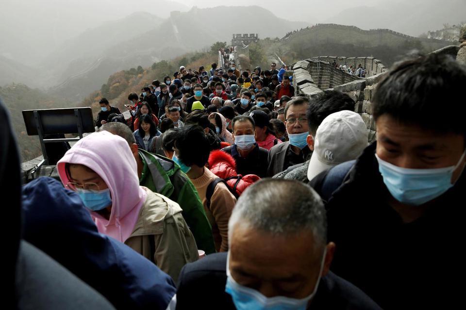 Tingshu Wang Pengunjung memadati bagian Badaling Tembok Besar dengan tetap menggunakan masker, menyusul wabah virus corona (COVID-19) di Beijing, China, Sabtu (31/10/2020).