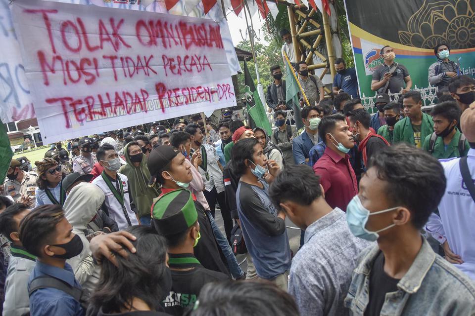 Sejumlah mahasiswa yang tergabung dalam Aliansi Mahasiswa Cipayung Plus Mataram berunjuk rasa di depan kantor Gubernur NTB di Mataram, NTB, Selasa (3/11/2020). Dalam orasinya ratusan pengunjukrasa tersebut menolak ditekennya Undang-undang Omnibus Law Cipt