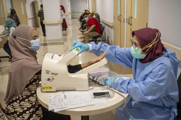 Peserta Calon Pegawai Negeri Sipil (CPNS) mengikuti tes kesehatan di Rumah Sakit Umum Pusat Mohammad Hoesin (RSMH) Palembang, Sumatera Selatan, Selasa (3/11/2020). Selama pandemi, kunjungan ke rumah sakit menurun drastis.