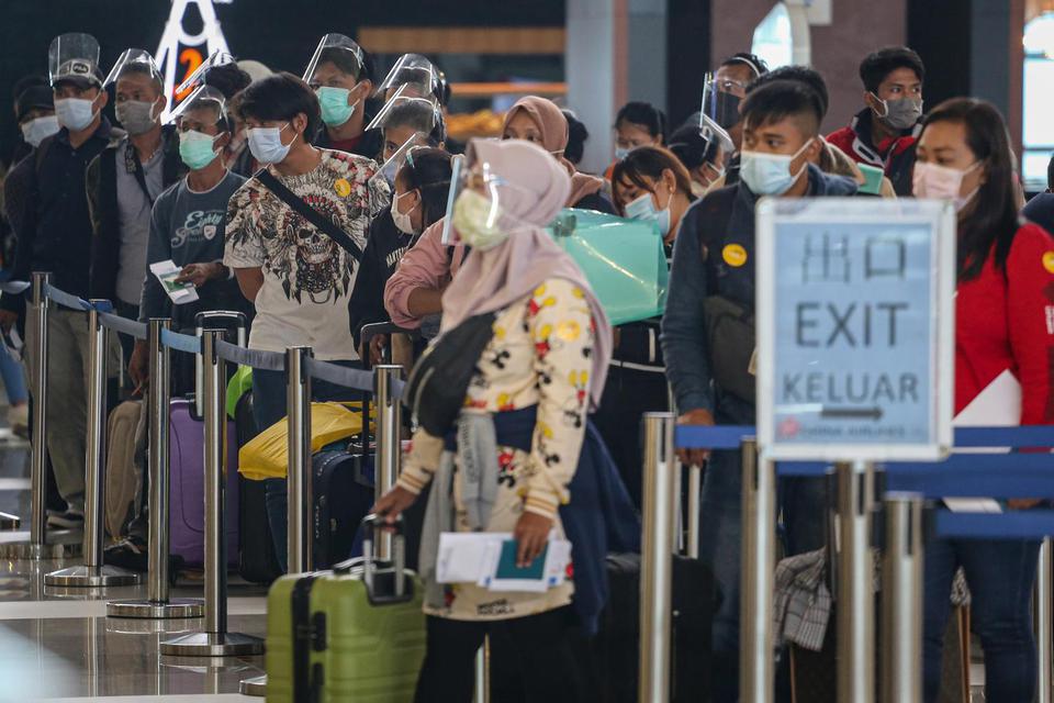 Calon penumpang mengantre saat pengecekan tiket pesawat di Terminal 3 Bandara Soekarno Hatta, Tangerang, Banten, Kamis (5/11/2020). 