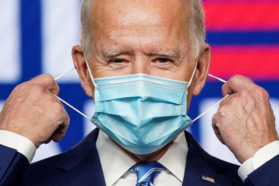 Kevin Lamarque Calon presiden partai Demokrat Joe Biden membukan maskernya untuk memberikan pernyataan mengenai hasil pemilu presiden 2020 di Wilmington, Delaware, Amerika Serikat, Rabu (4/11/2020).
