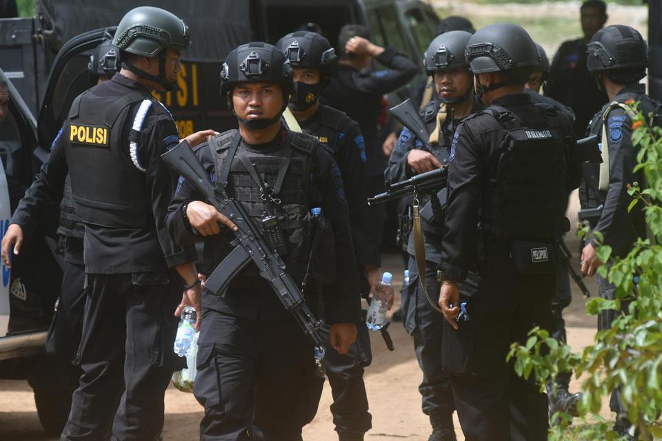 Personel Brimob Polri melakukan penyisiran di lokasi yang diduga menjadi persembunyian terduga teroris di kawasan perbukitan di Kelurahan Mamboro, Palu Utara, Sulawesi Tengah, Minggu (8/11/2020). Aparat gabungan yang terdiri dari Detasemen Khusus (Densus)