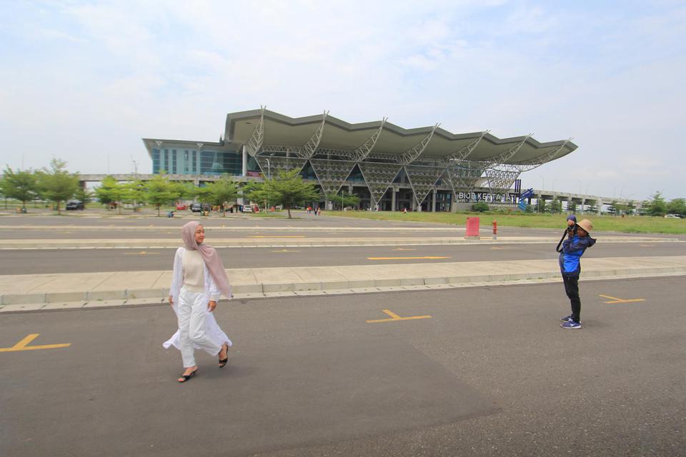 Pengunjung berfoto di kawasan bandara Kertajati Majalengka, Jawa Barat, Minggu (8/11/2020).