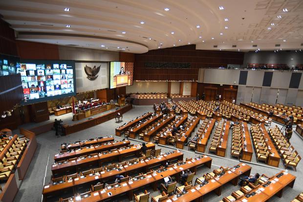 Suasana Rapat Paripurna Pembukaan Masa Sidang II Tahun Sidang 2020-2021 di Kompleks Parlemen Senayan, Jakarta, Senin (9/11/2020). Rapat Paripurna tersebut juga mengagendakan penyampaian Ikhtisar Hasil Pemeriksaan Semester (HPS) I Tahun 2020 beserta Lapora